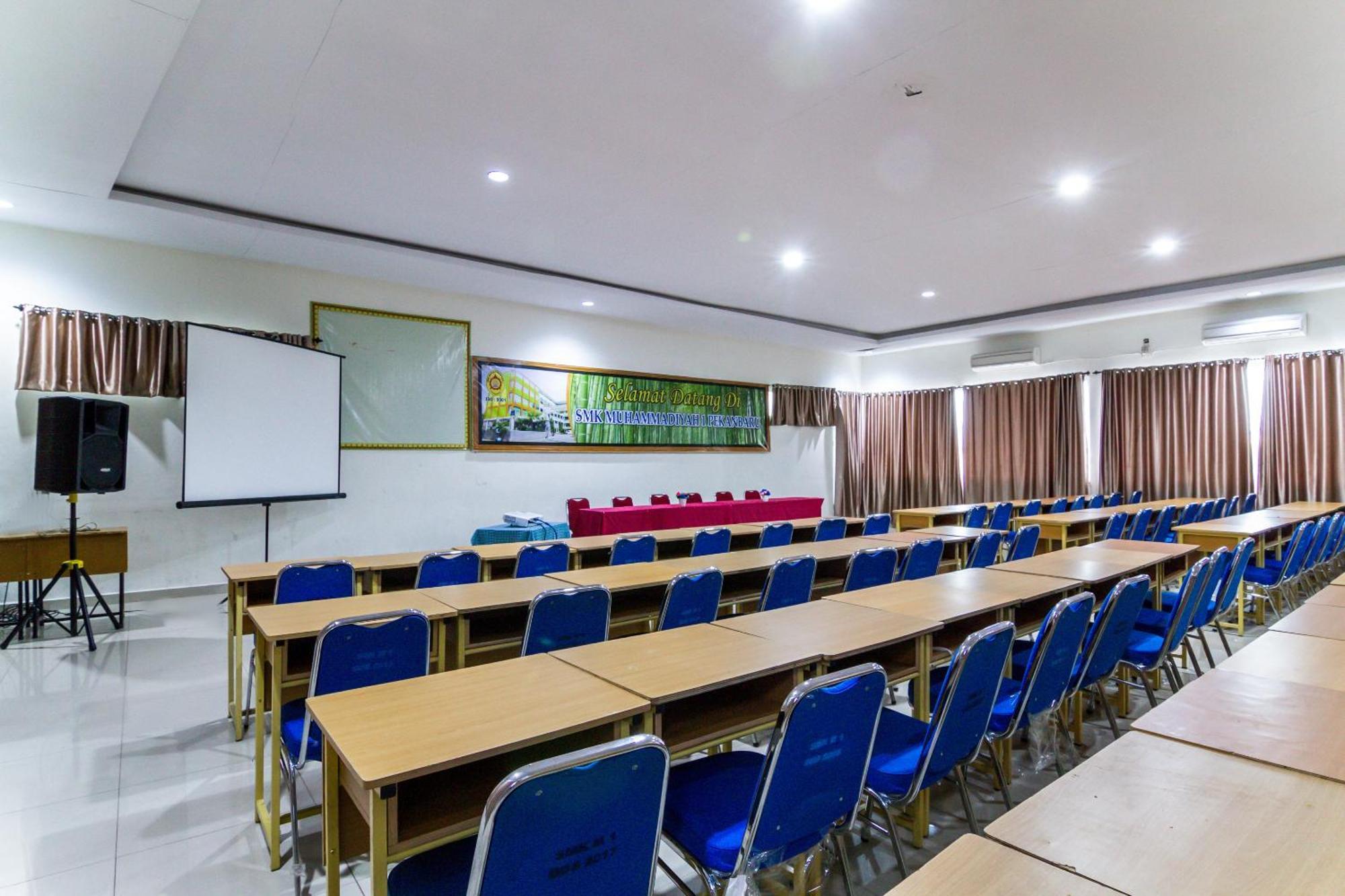 Oyo 889 Edotel Amanah Syariah By Smk Muhammadiyah 1 Hotel Pekanbaru
